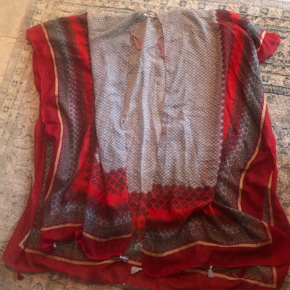 Women’s o/s feather light poncho w/tassels